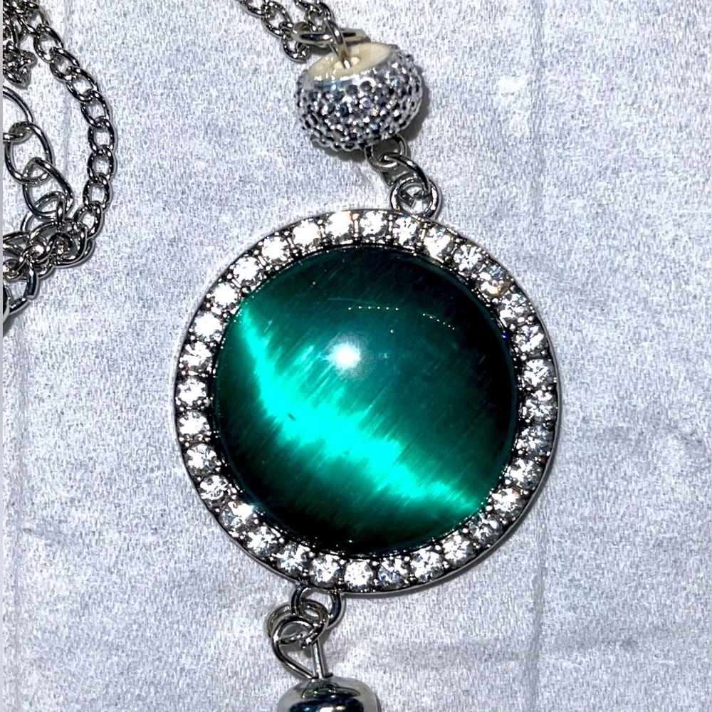Paparazzi Sparkling Spectacle Silver with Green Cat’s Eye Pendant Necklace Set